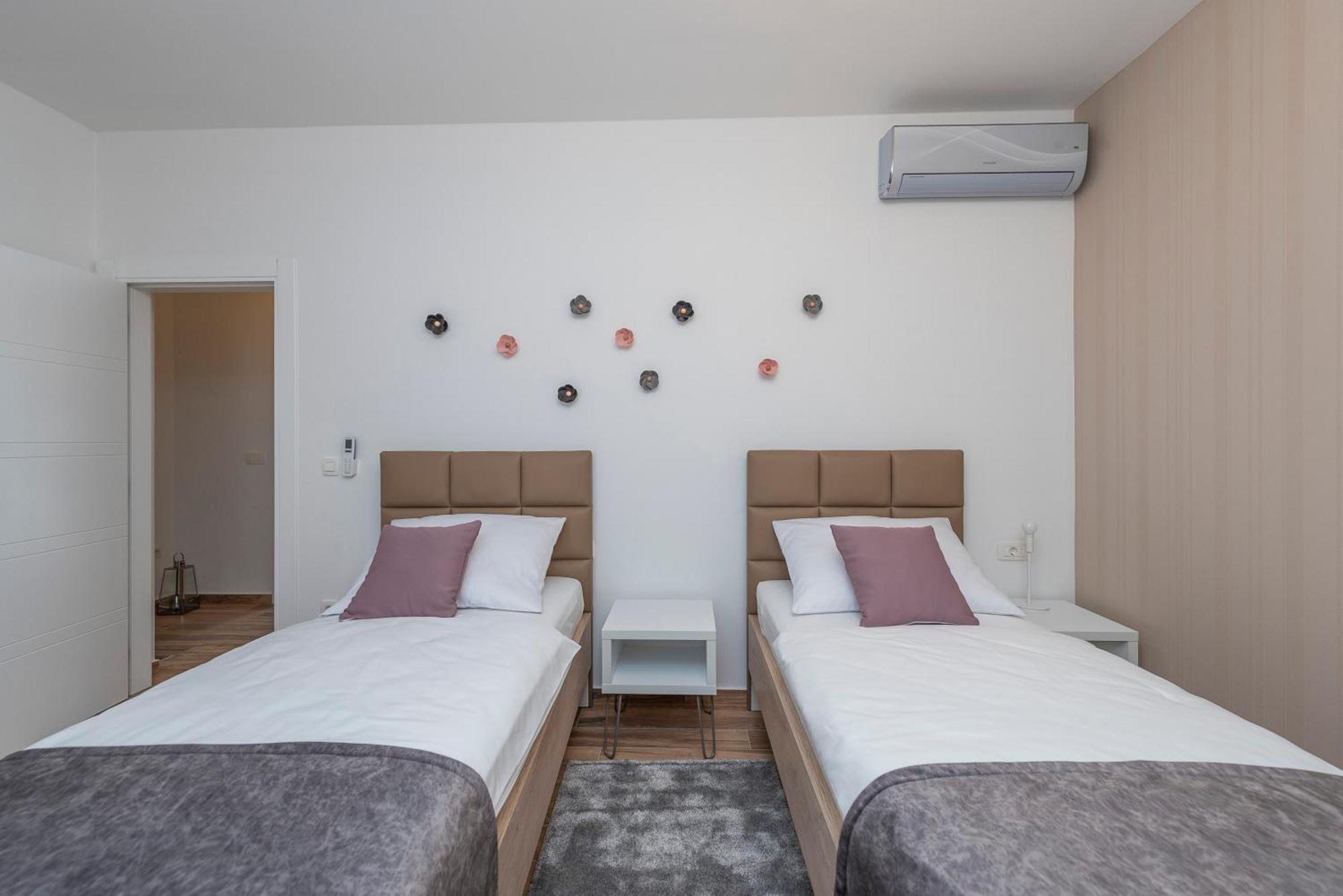 Luxury Apartments - La Vir 1 & 2 Bagian luar foto